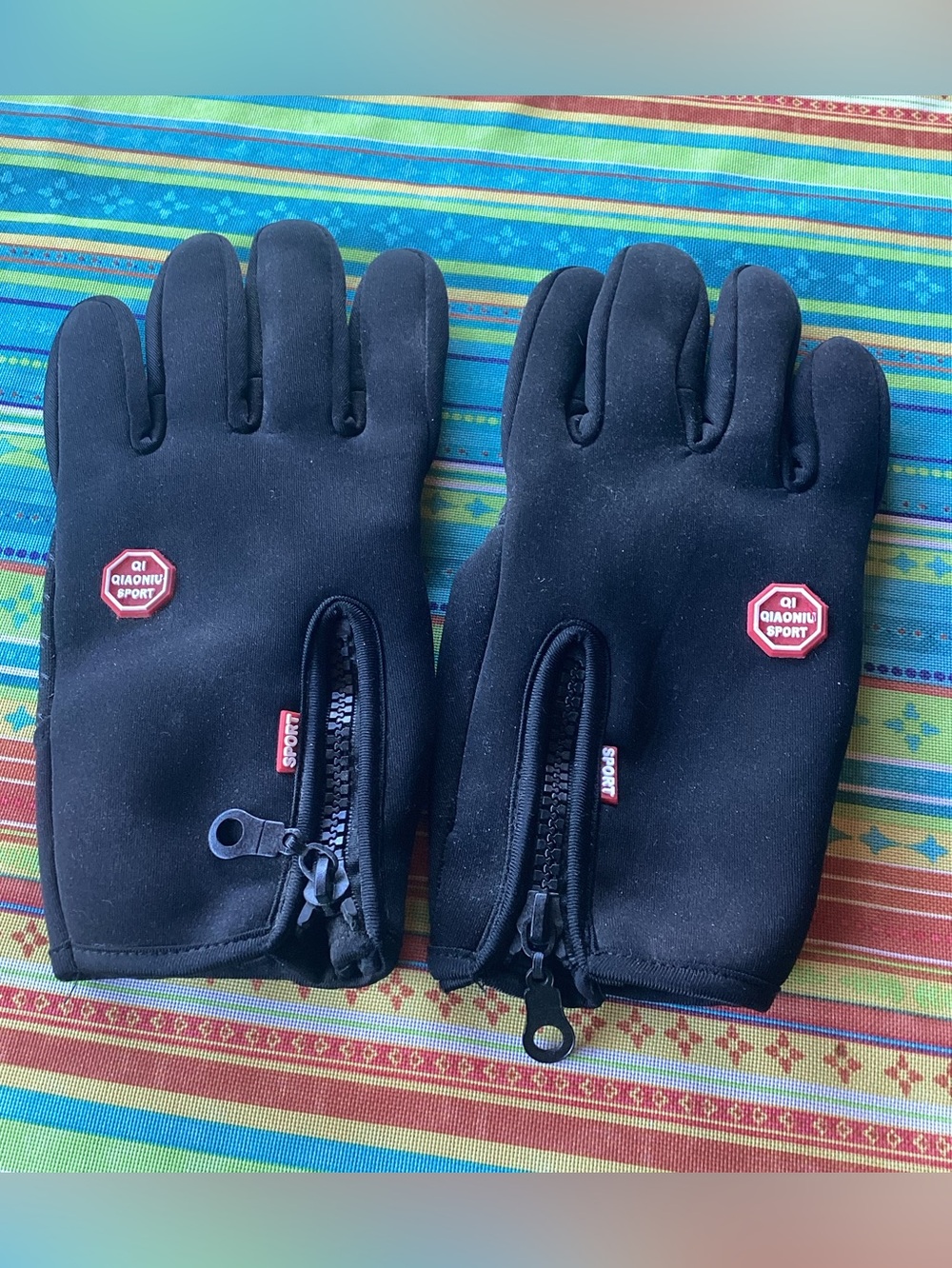 Qi Qiaoniu Sport Winter Gloves - zippered gusset for a snug fit